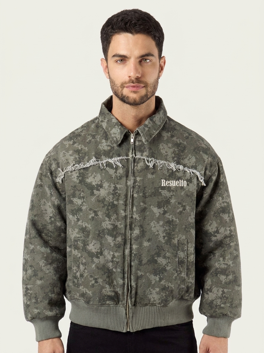 Retrato de estudio del modelo con la campera Core Bomber