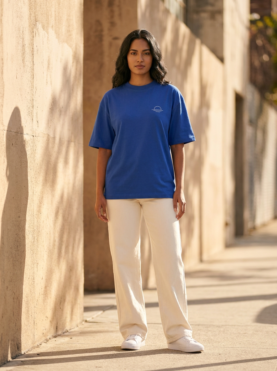 Modelo con la remera Cumbre en una calle urbana soleada