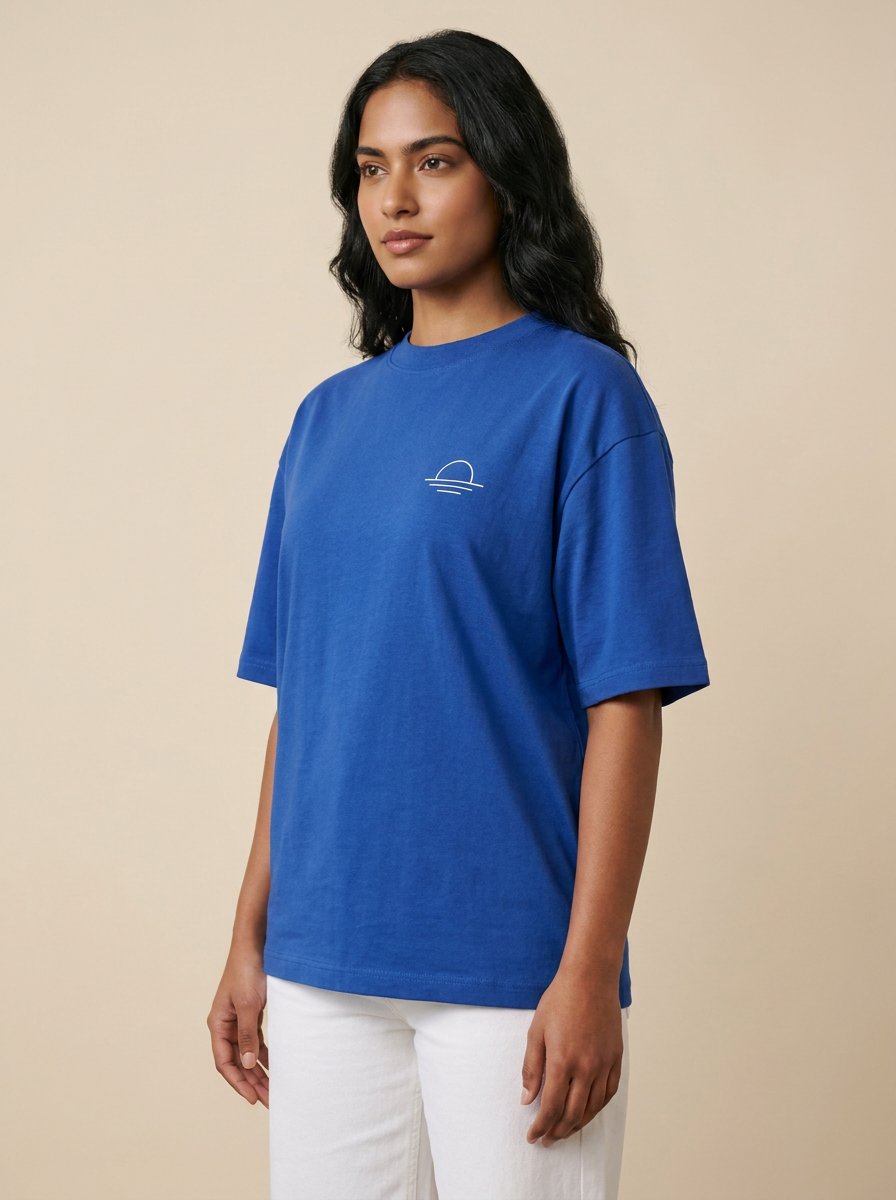 Retrato de estudio de la modelo con la remera Cumbre sobre fondo hueso